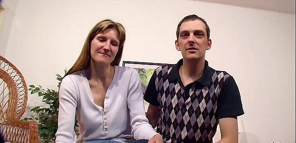 trendsCuckold Ehemann beim Dreier mit dummer Freundin und Fremden Deutsch